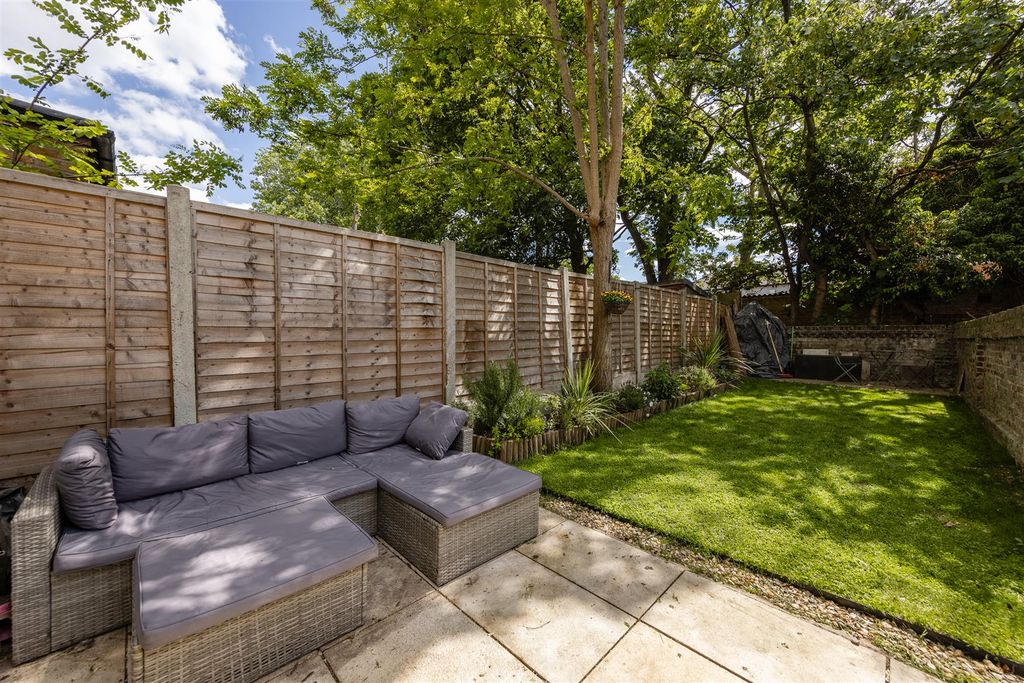 Property photo 3 of 33 Windsor Road, E7