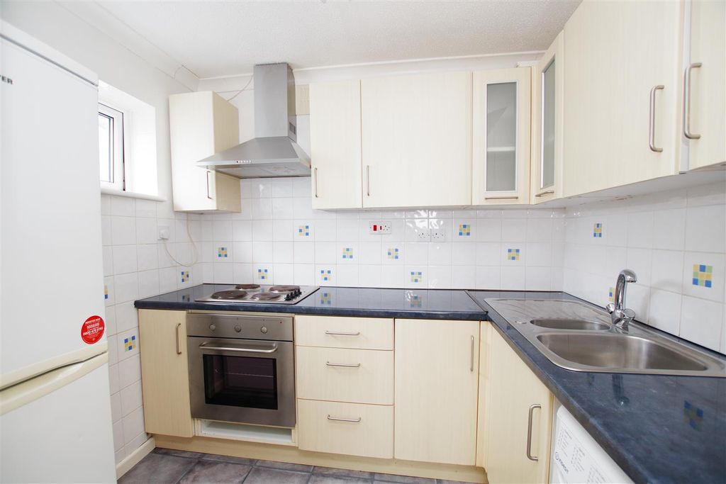 Property photo 3 of 9 Kitchen
