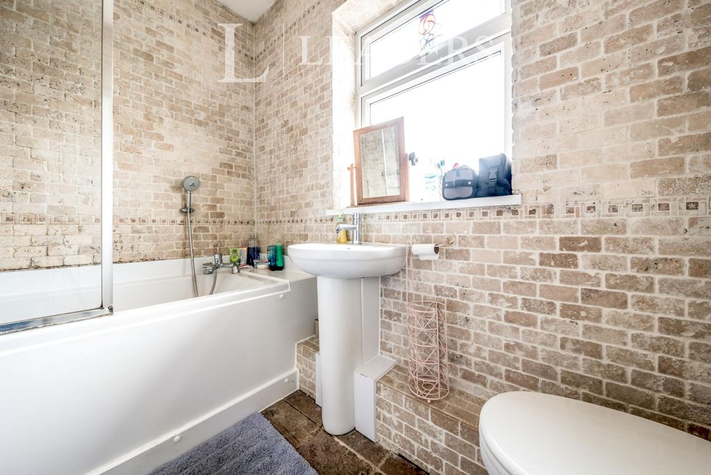 Property photo 3 of 9 258 Goldington Road
