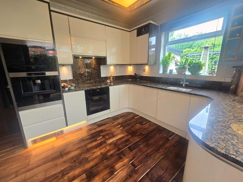 Property photo 3 of 28 Kitchen