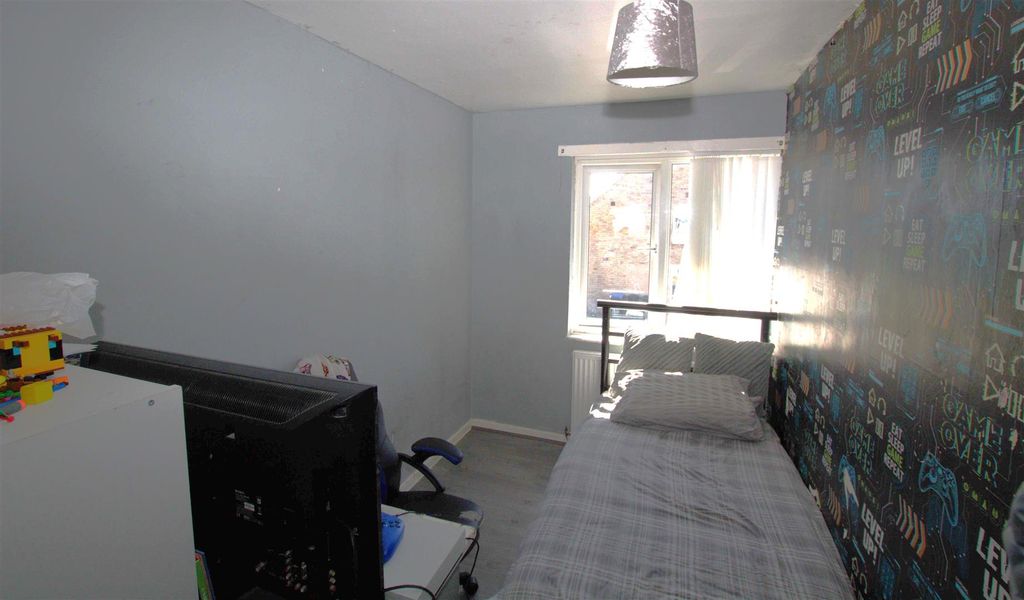 Property photo 3 of 6 Bedroom