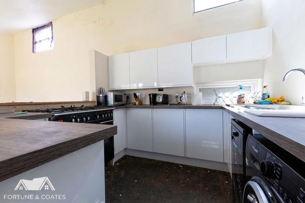 Property photo 2 of 12 Kitchen 4.Jpg