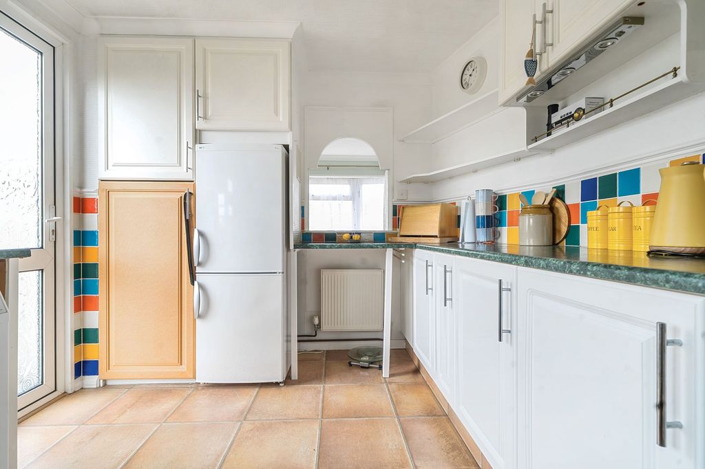 Property photo 3 of 10 Kitchen