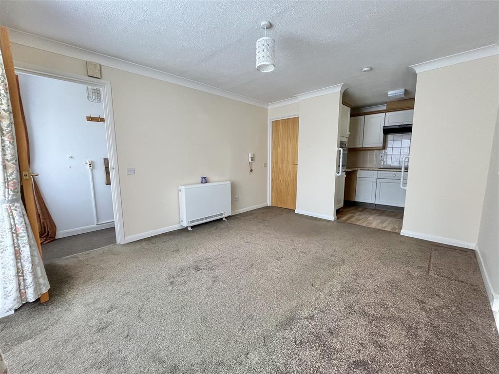 Property photo 2 of 11 Lounge