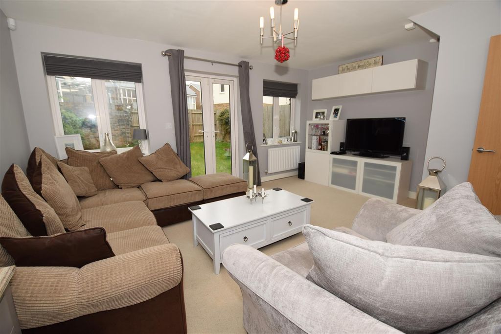 Property photo 2 of 11 Living Room