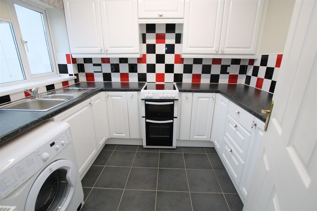 Property photo 3 of 15 Kitchen 2.Jpg