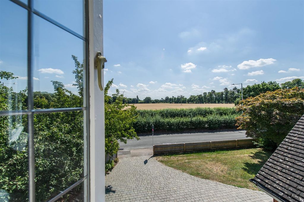 Property photo 2 of 32