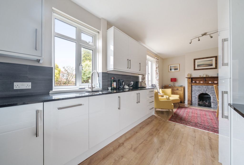 Property photo 3 of 17 Kitchen