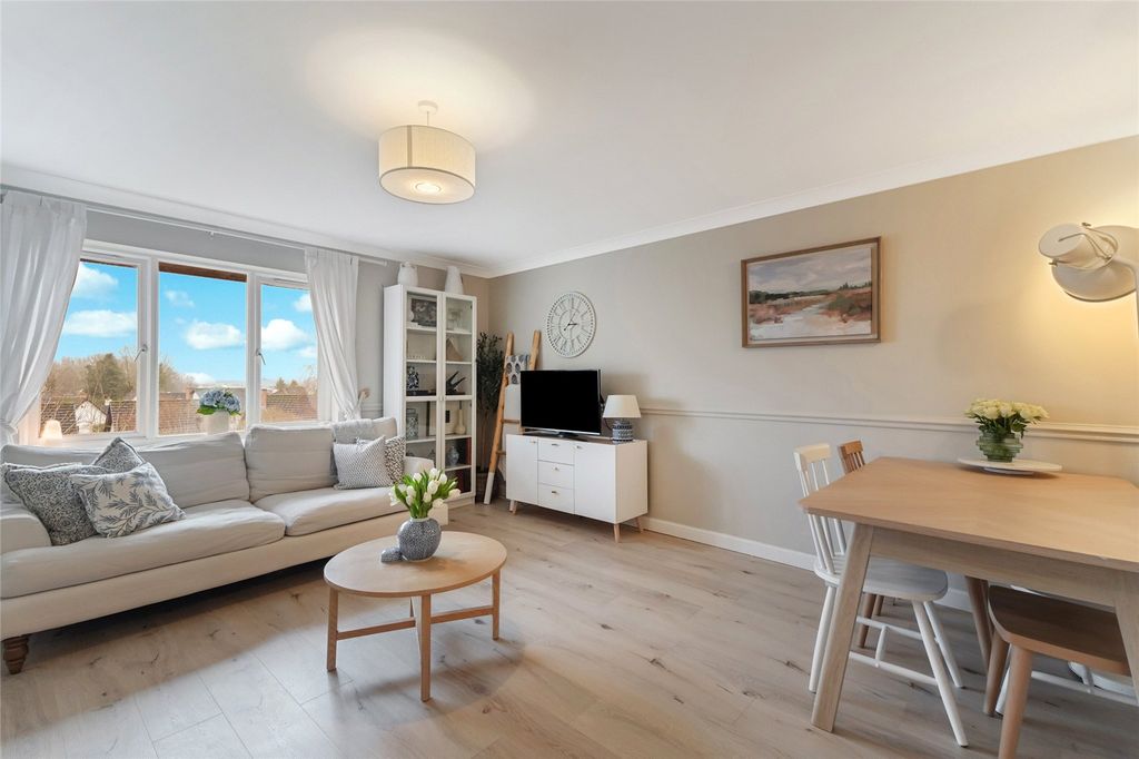 Property photo 3 of 20 Lounge