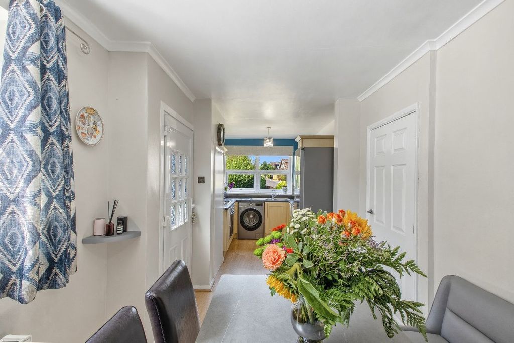 Property photo 2 of 28