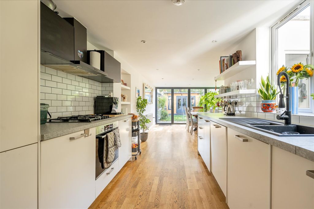 Property photo 3 of 24 Strone Road E7