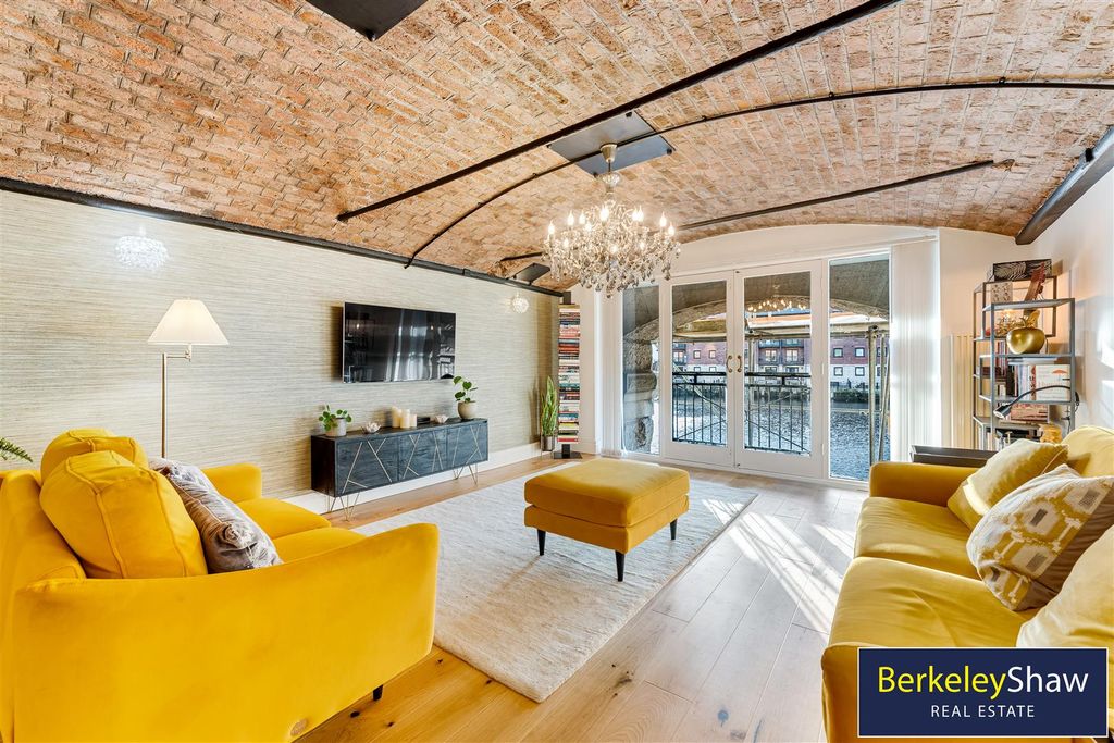 Property photo 1 of 24 Living Room (2)