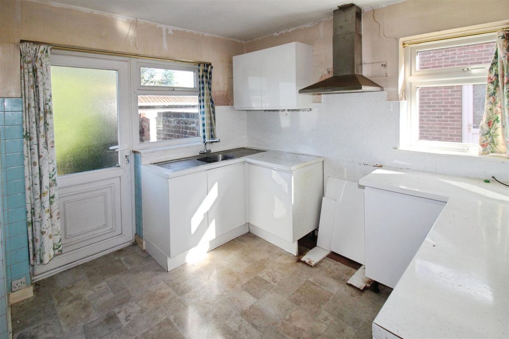 Property photo 3 of 12 Kitchen