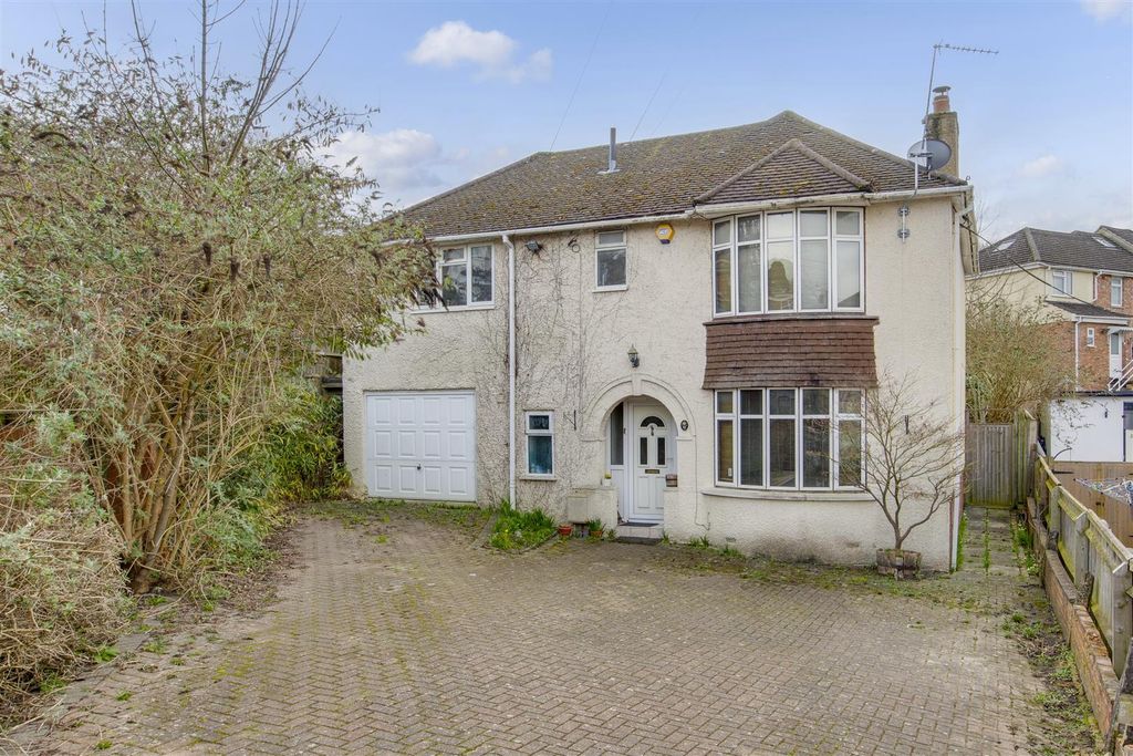 Property photo 2 of 14 41 Hillview Road, Hp13 6Xy New-1.Jpg
