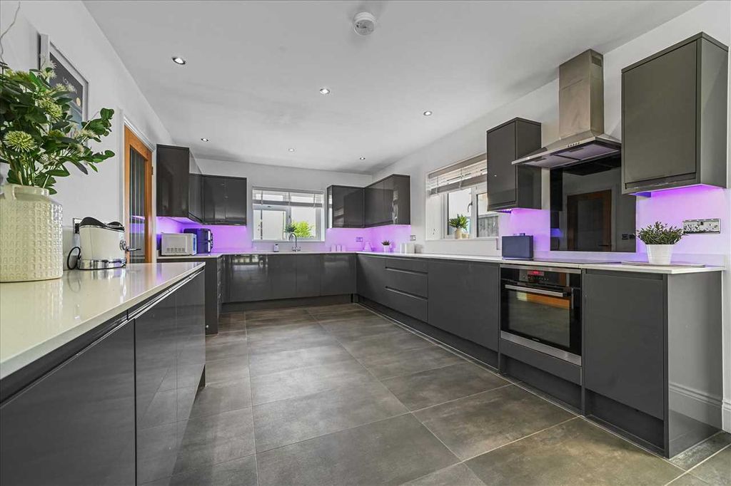 Property photo 3 of 23