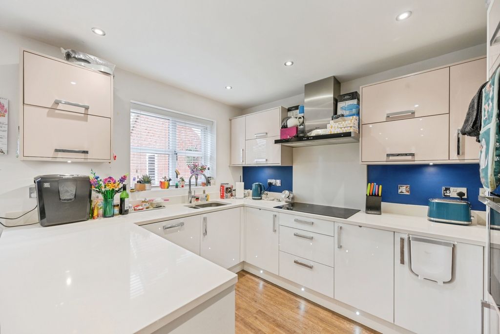 Property photo 3 of 17 Kitchen