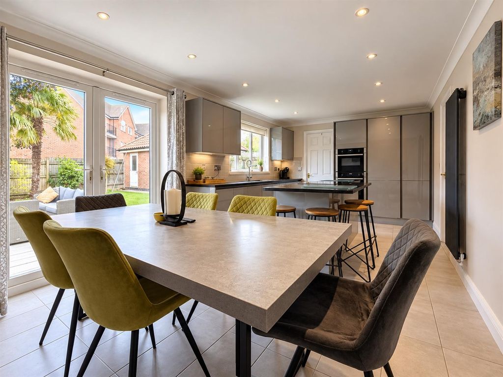 Property photo 2 of 27 Superb Dining Kitchen