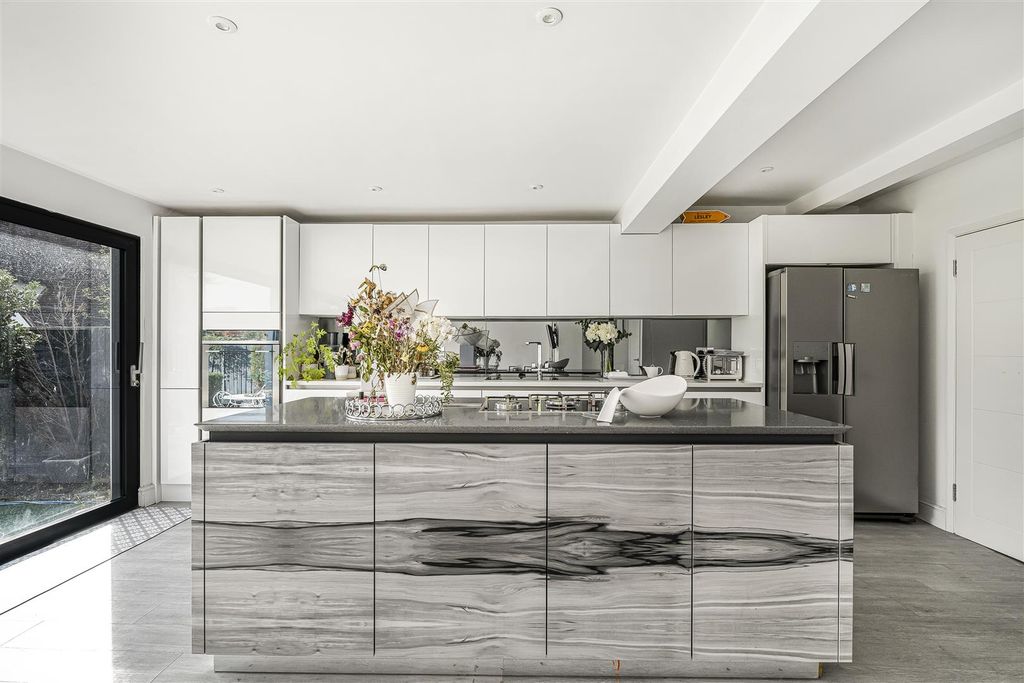 Property photo 3 of 24 18_64430.Jpg