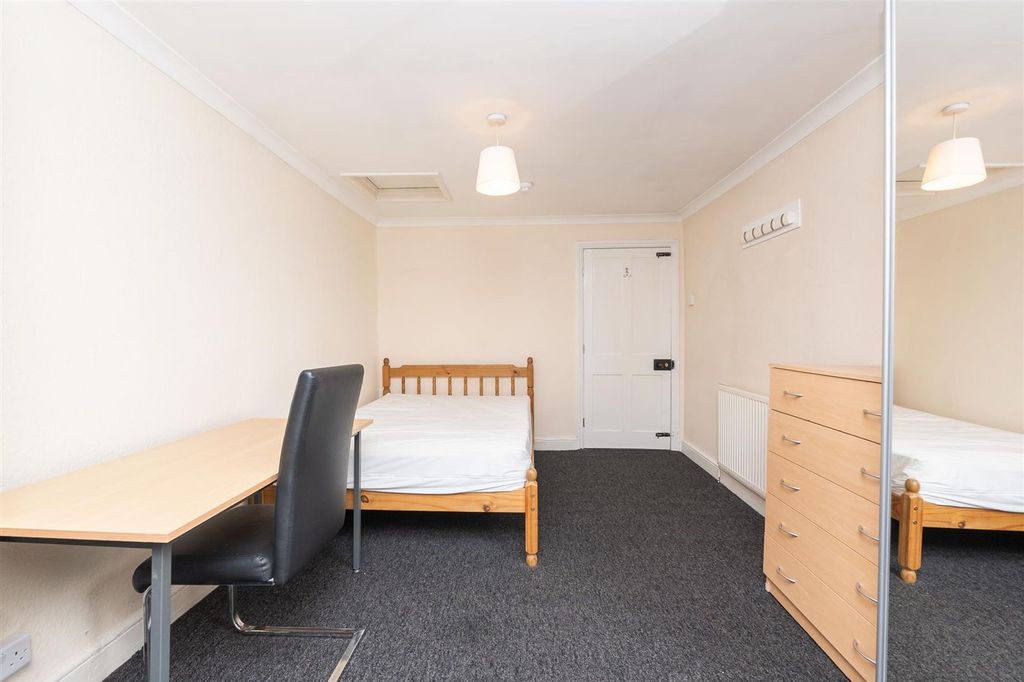 Property photo 1 of 19 Flat-2-57-Queens-Road-Bs8-1Ql-19.Jpg