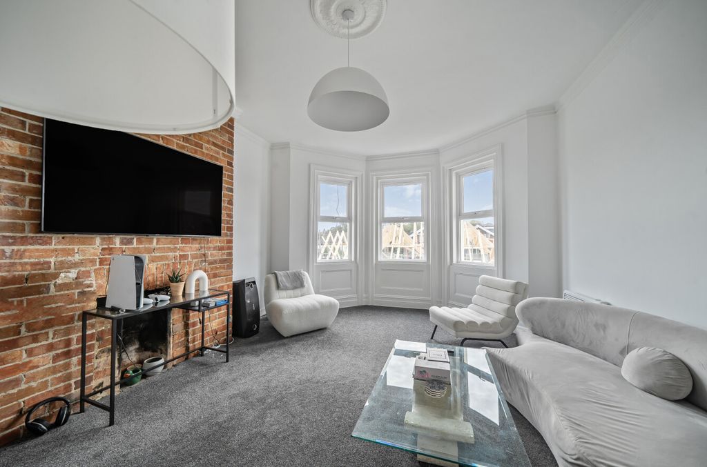 Property photo 3 of 13 Lounge
