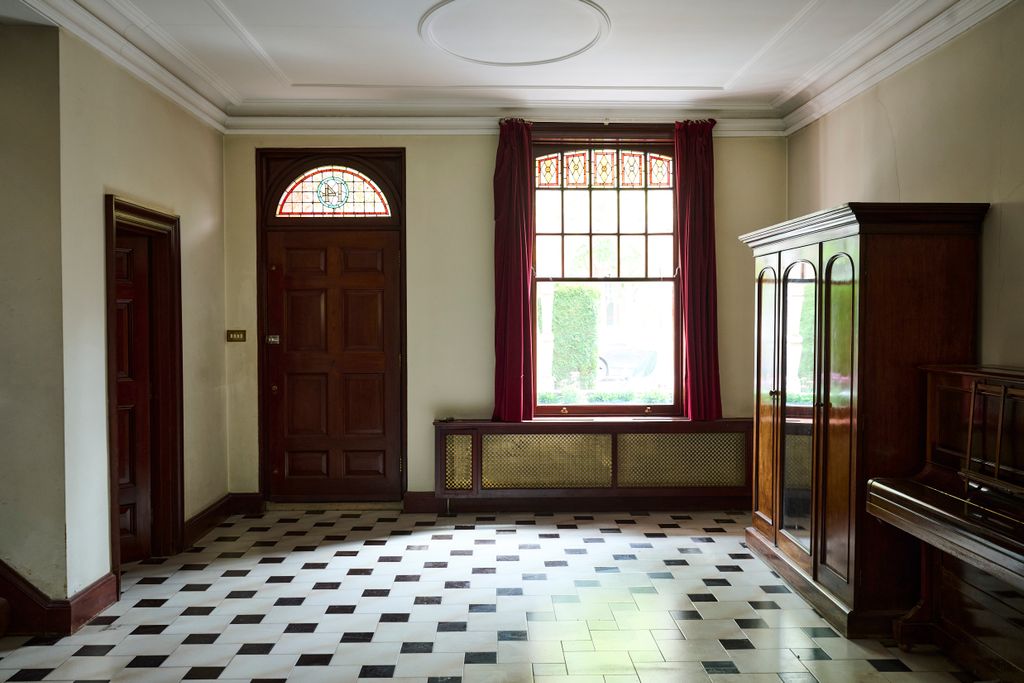 Property photo 2 of 25