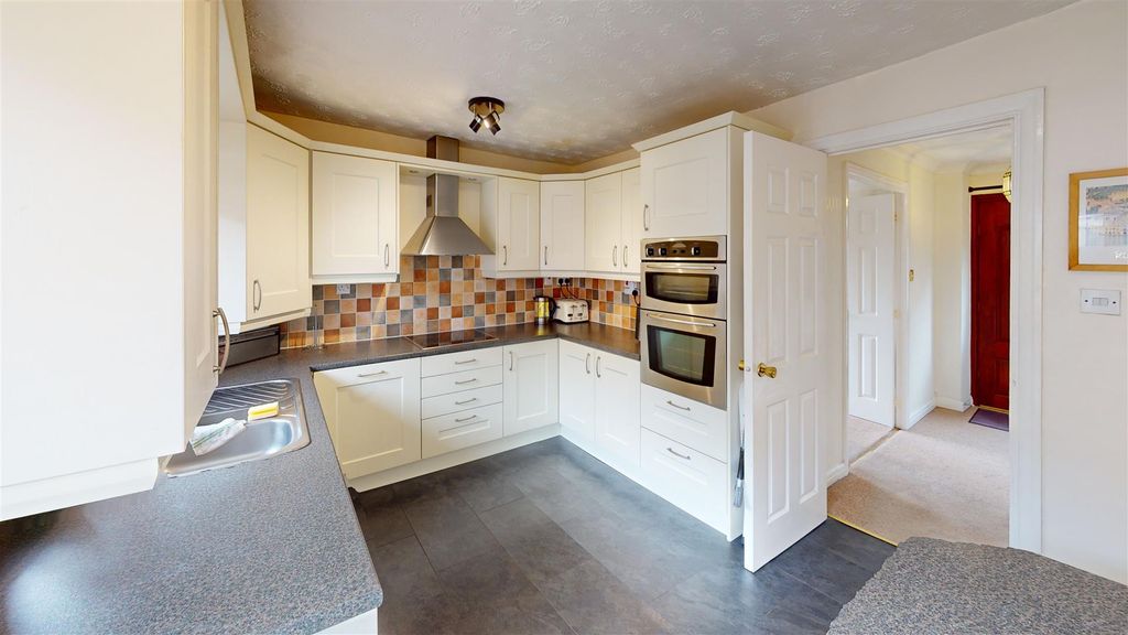 Property photo 3 of 21 Kitchen