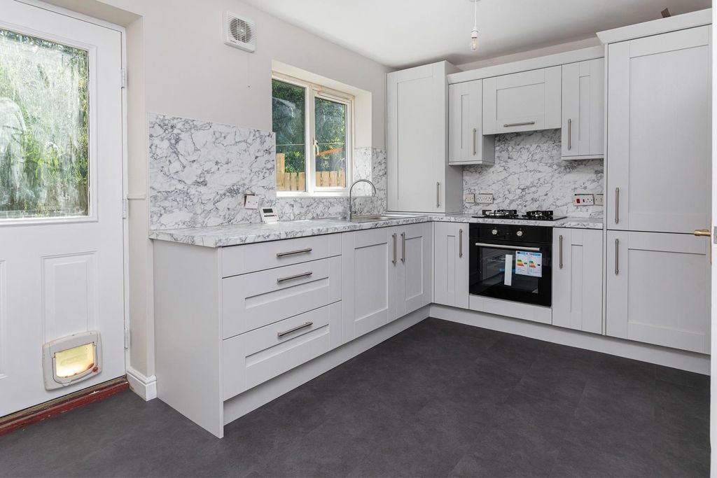 Property photo 2 of 17 Dining Kitchen