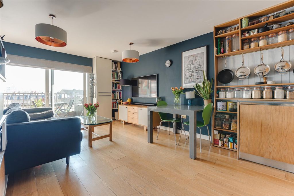 Property photo 3 of 31 Cresset-16.Jpg