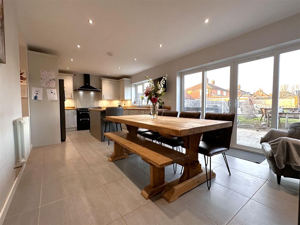 Property photo 2 of 21 Wonderful Open-Plan Dining Kitchen 987
