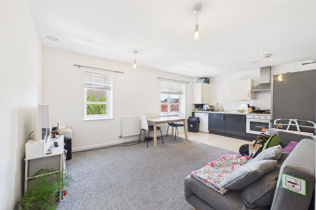Property photo 1 of 13 Living Room / Kitchen