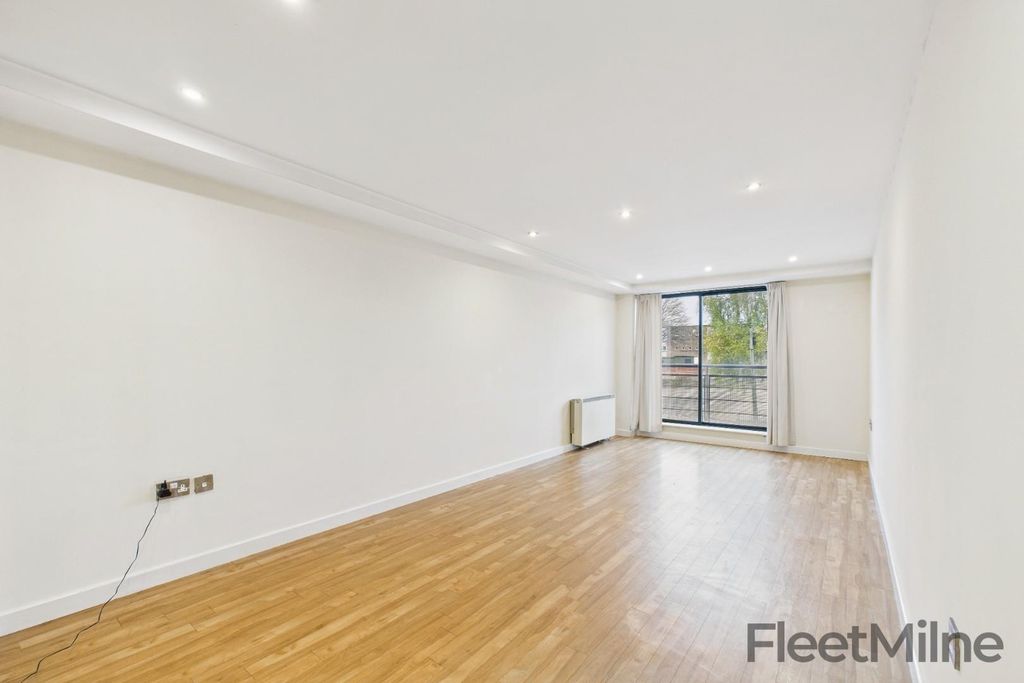 Property photo 1 of 10 Living/Dining Room