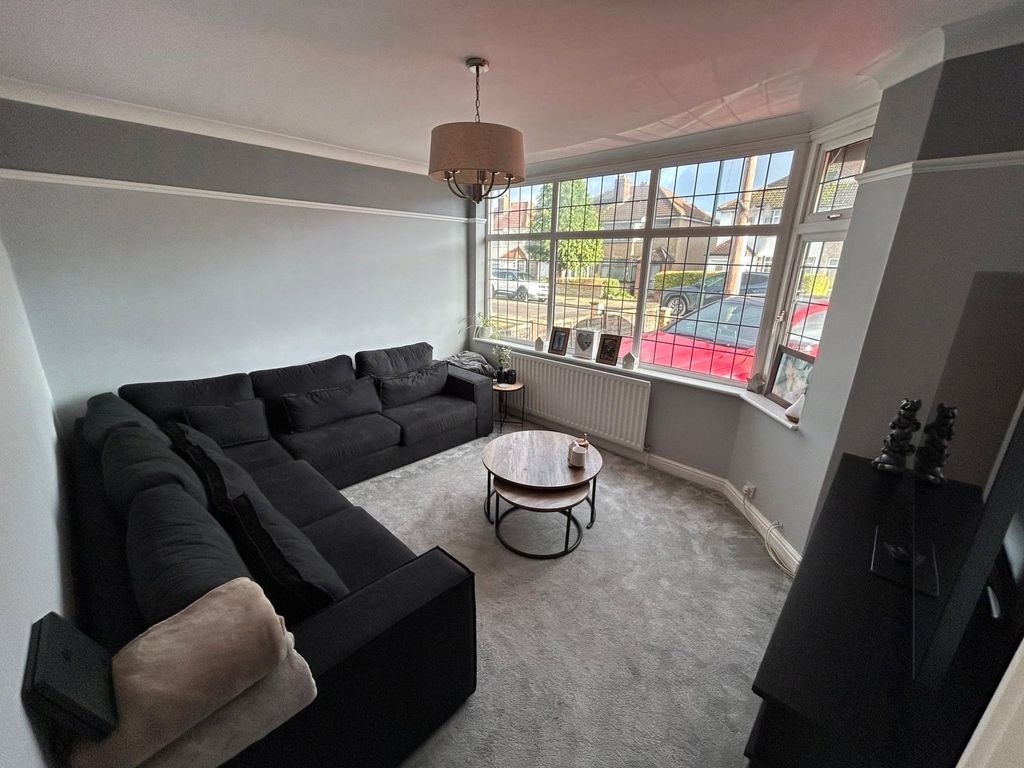 Property photo 2 of 12 Lounge