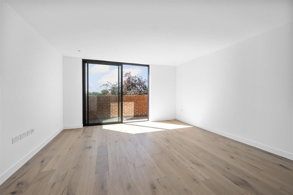 Property photo 3 of 39 3, Holland Court,5.Jpg