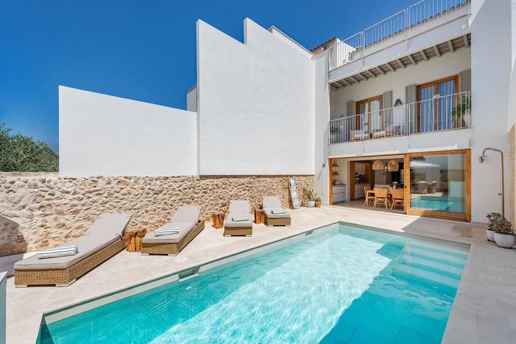 Property photo 2 of 20 Swimming Pool (2)