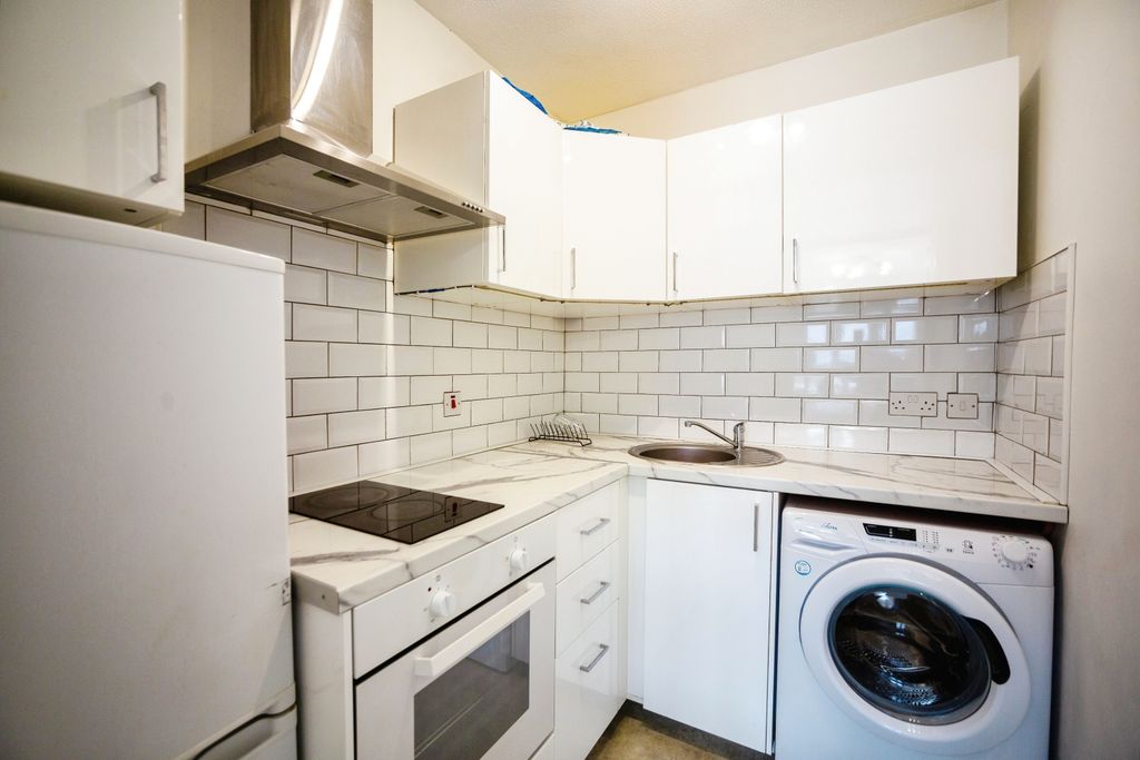 Property photo 2 of 7 Kitchen