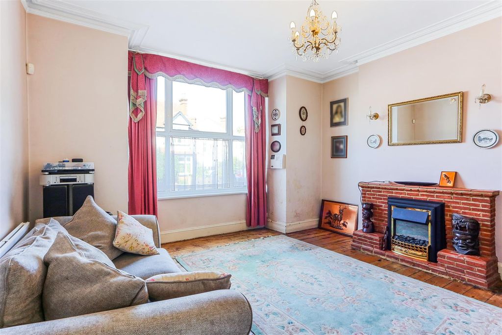 Property photo 2 of 31 1546773911 - 41 Carshalton Park Road, Sm5 - 29.Jpg