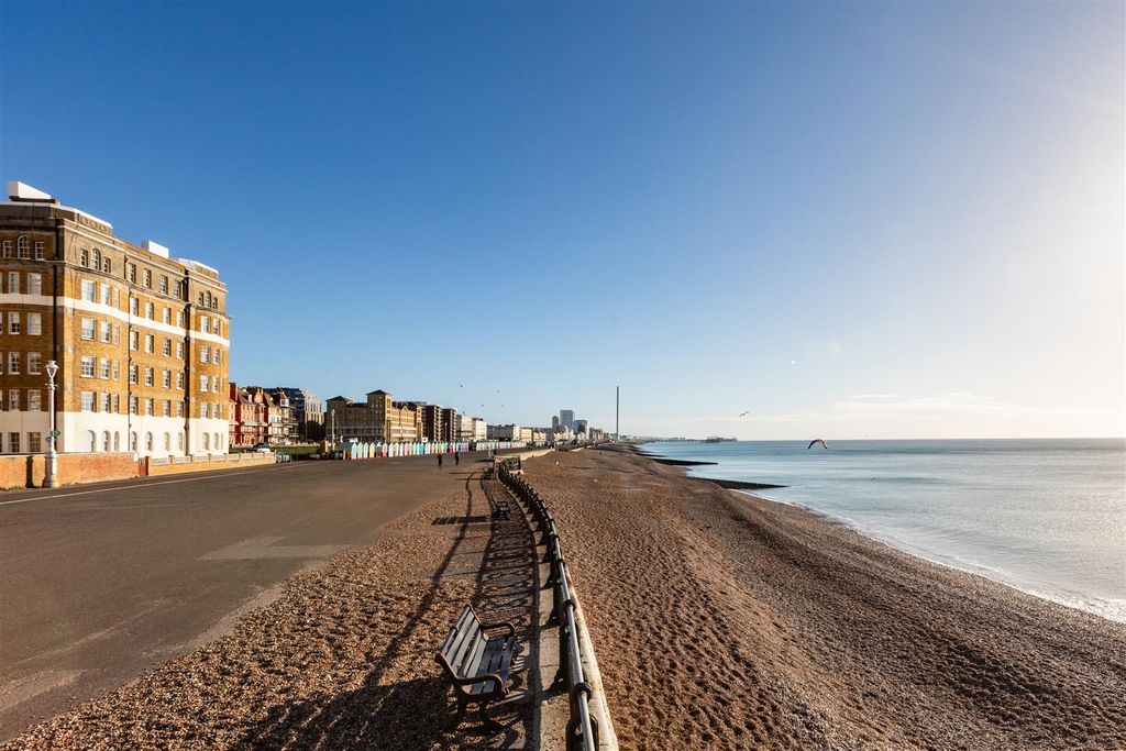 Property photo 2 of 10 Seafront