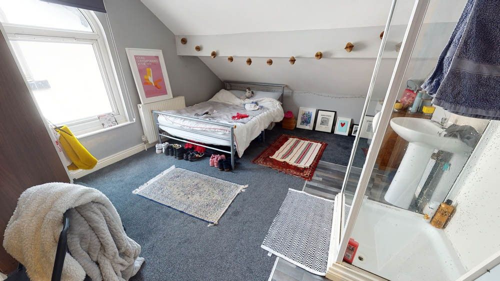 Property photo 1 of 7 A Bright And Inviting Double Bedroom Featuring A l...