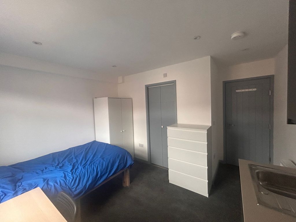 Property photo 2 of 6 Compact Room With Bed, Storage And Kitchenette...