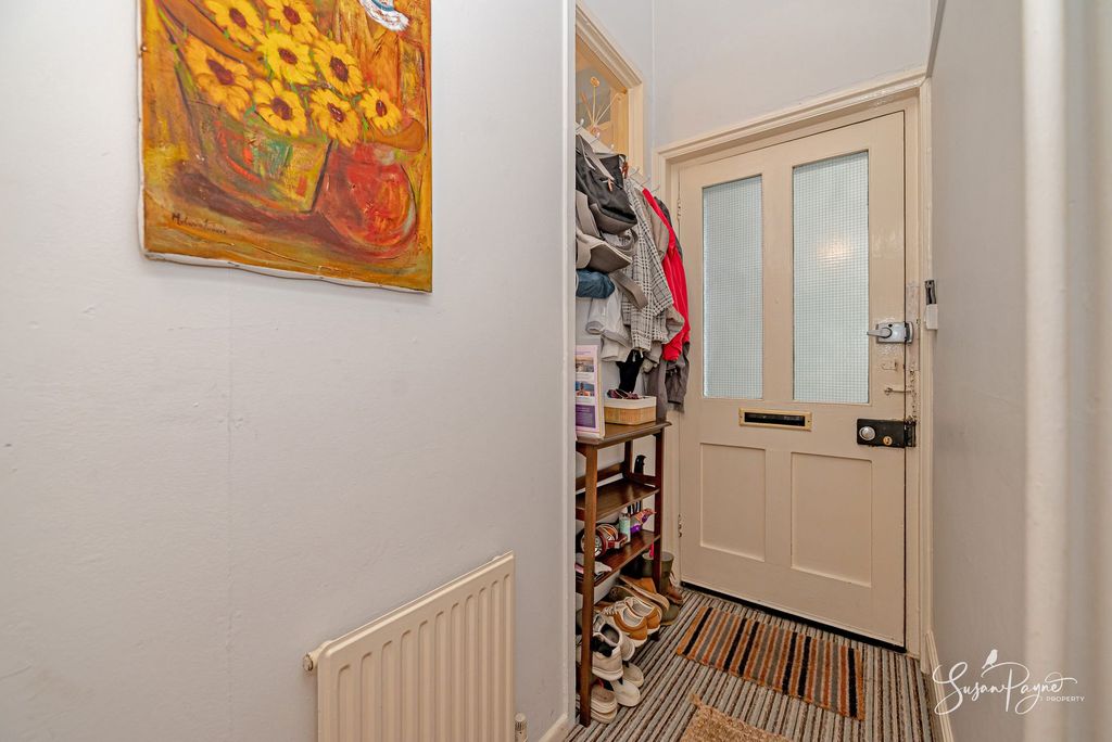 Property photo 3 of 17 Entrance Hall