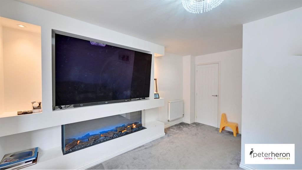 Property photo 3 of 20 Lounge