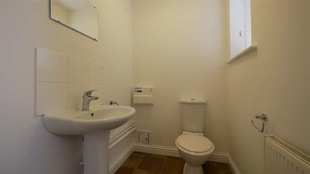 Property photo 3 of 10 Cloakroom