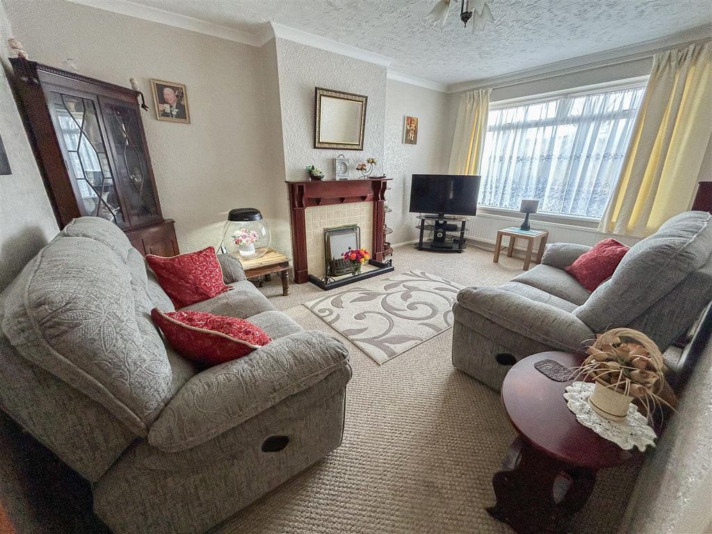 Property photo 3 of 22 Lounge