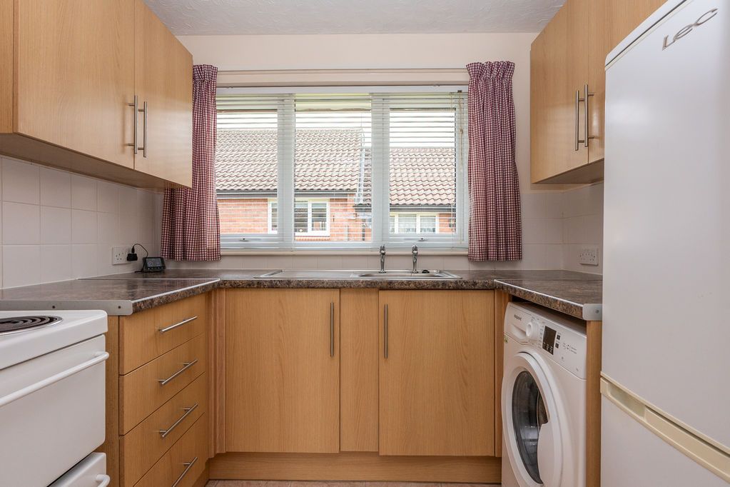 Property photo 3 of 8 Kitchen
