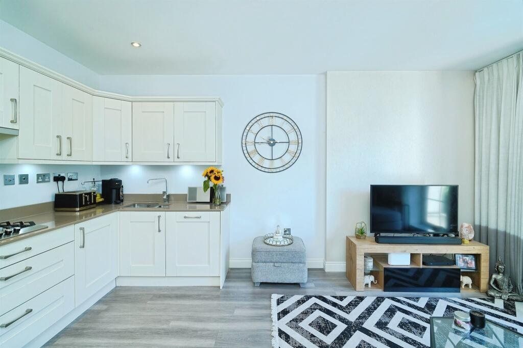 Property photo 2 of 17 Picture No. 11