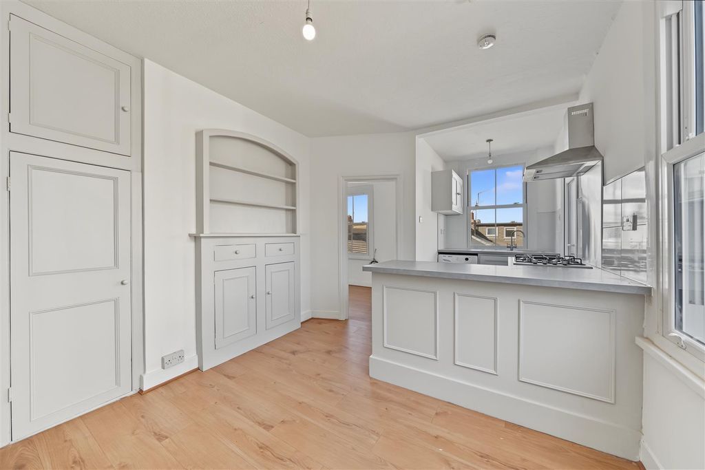 Property photo 2 of 12 236 Elmhurst Mansions, Elmhurst Street, London Sw4