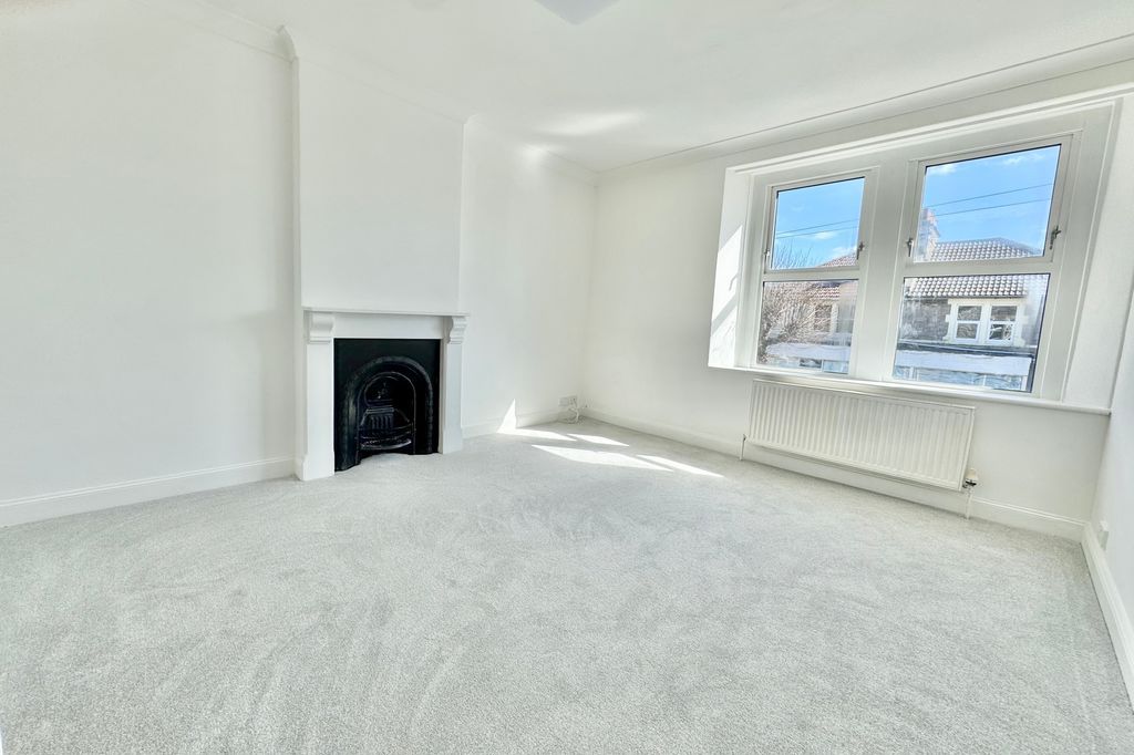 Property photo 3 of 6 Lounge