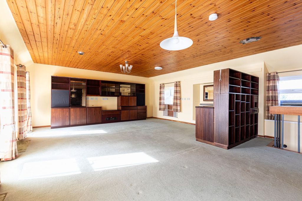 Property photo 2 of 31