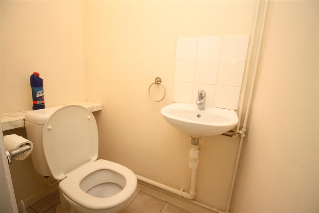 Property photo 2 of 13 Cloakroom