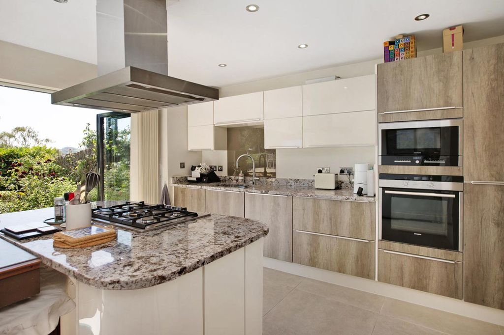 Property photo 3 of 27